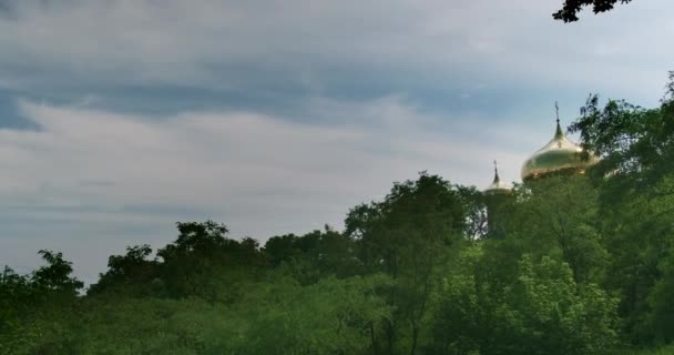Панорама Золотого Купола Церкви Видимого Серед Зеленого Листя Дерев Хмарне — стокове відео