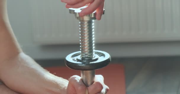 Male Hands Screw Dumbbell Pancake Clamp Preparation Strength Exercises Safe — ストック動画