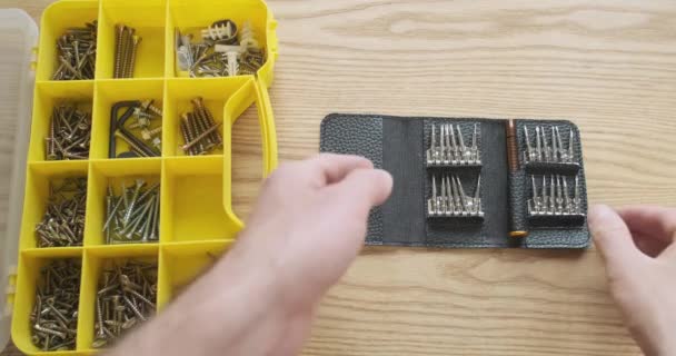 Επισκευαστής Κλείνει Ένα Σετ Από Μικρά Κατσαβίδια Ξαπλωμένα Στο Τραπέζι — Αρχείο Βίντεο