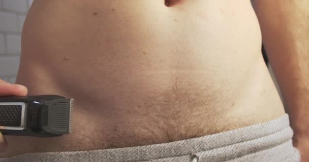 Young Man Shaves His Belly Trimmer Close Camera Follows Hand — Video Stock