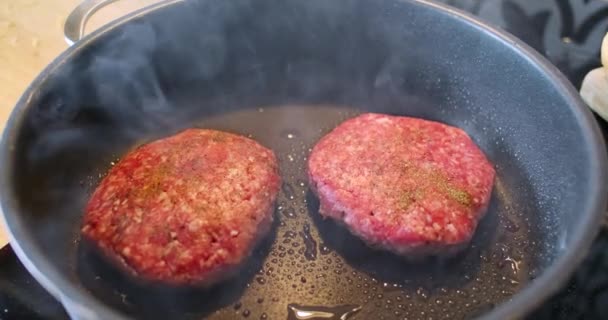 Burger Cutlets Fried Black Frying Pan Side View Smoke Rises — Stock Video