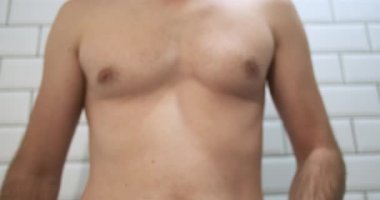 Tanımlanamayan genç bir adam, elinde samimi bir jel tutuyor ve baş parmağını kaldırıyor. Seks yağı konsepti, kalite memnuniyeti, reklam. Yüksek kalite 4k görüntü