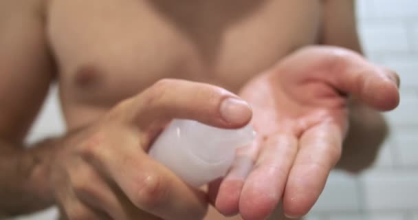 Männliche Hände Drücken Das Intimgel Auf Ihre Finger Nahaufnahme Mit — Stockvideo