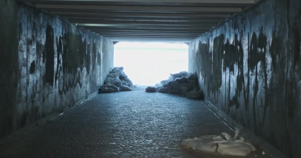 Cruzamento Pedestres Subterrâneos Com Iluminação Cintilante Sacos Areia Para Abrigo — Vídeo de Stock