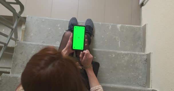 Mulher Senta Passos Concretos Entrada Casa Com Smartphones Suas Mãos — Vídeo de Stock