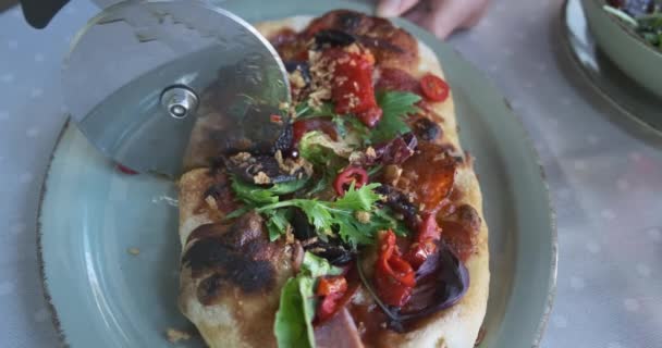 Tabakta Küçük Oval Pizza Pizza Bıçağıyla Ikiye Bölünmüş Yakın Plan — Stok video