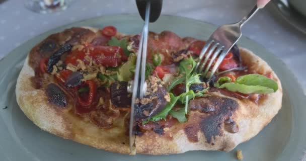 Pizza Kesicisi Tabakta Duran Küçük Bir Oval Pizzayı Keser Pizzanın — Stok video
