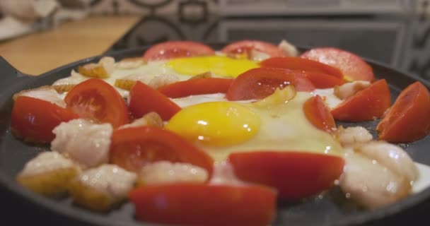 Telur Goreng Dengan Tomat Dan Cracklings Digoreng Dalam Wajan Penggorengan — Stok Video