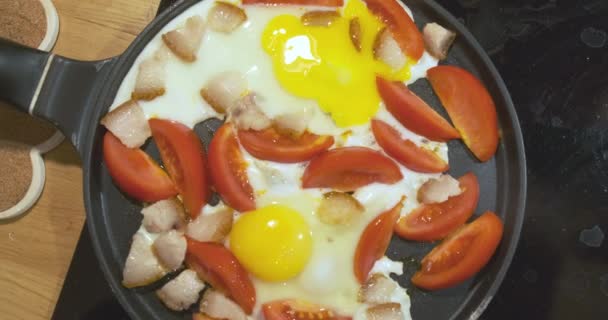 Domatesli Sahanda Yumurta Çıtırtı Siyah Bir Tavada Kızartılır Yakın Çekim — Stok video