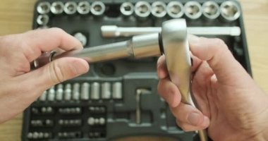 Tamirci kilit anahtarını metal soket tutucusundan ayırıyor. İş tanıtımı, üst görüş, yakın çekim. Yüksek kalite 4k görüntü