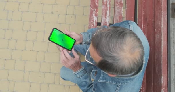 Неузнаваемый Пожилой Человек Очках Пользуется Смартфоном Зеленый Экран Поворот Касание — стоковое видео