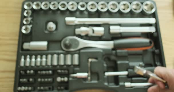 Automechaniker Verbindet Eine Metallverlängerung Mit Einem Kleinen Ratschenschlüssel Fügt Ein — Stockvideo