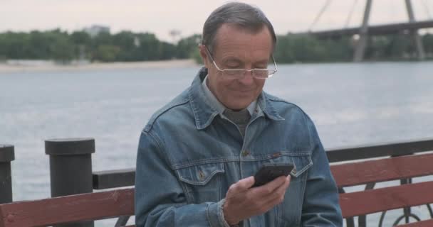 Anciano Contesta Teléfono Personas Mayores Usando Teléfonos Inteligentes Modernos Vista — Vídeo de stock