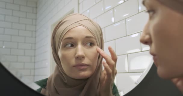 Bella Giovane Donna Musulmana Hijab Controllare Suo Trucco Fronte Uno — Video Stock