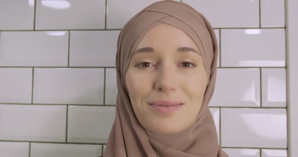 Joven Hermosa Mujer Hijab Sonriendo Mirando Cámara Los Frenos Brillan — Vídeos de Stock