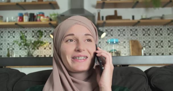 Mujer Musulmana Con Frenos Comunica Por Teléfono Sala Estar Casa — Vídeo de stock