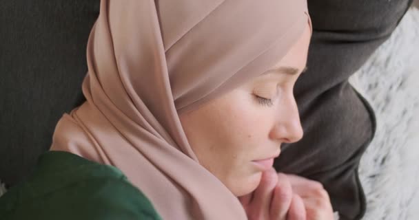 Die Schöne Junge Frau Hijab Schlief Auf Dem Sofa Ein — Stockvideo