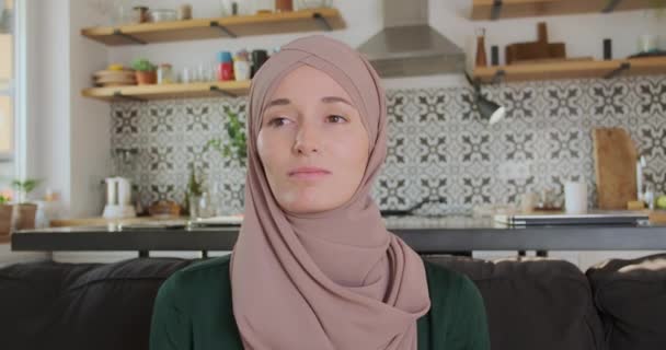 Mulher Muçulmana Hijab Cai Sofá Fecha Olhos Retrato Câmara Move — Vídeo de Stock