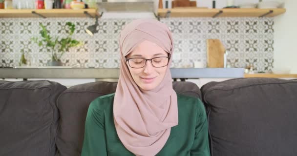 Feminino Hijab Óculos Olha Para Baixo Atentamente Retrato Sala Estar — Vídeo de Stock