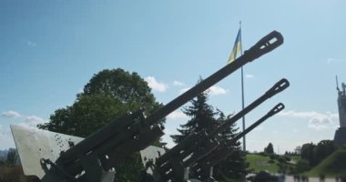 Top varilleri, bayrak direğinde mavi-sarı Ukrayna bayrağı. Arka planda Anavatan Anıtı. Kyiv 'deki askeri açık hava müzesi. Yüksek kalite 4k görüntü