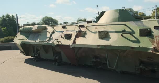 破碎的绿色装甲车 没有轮子 侧视图 乌克兰战争 一个在露天展示军事装备的展览 高质量的4K镜头 — 图库视频影像