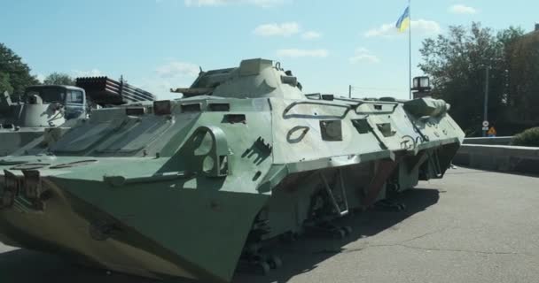 Kaputtes Grünes Panzerfahrzeug Die Flagge Der Ukraine Flattert Wind War — Stockvideo