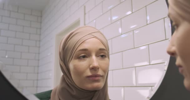 Ung Hona Hijab Med Vackert Ansikte Applicerar Make Med Borste — Stockvideo