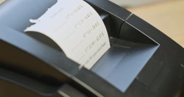 Yazarkasa kasasından tanınmayan bir kağıt parçası. Satın alınan malların fiyatı ve değeri. Masraflar, harcamalar, alışveriş, bilinçsiz tüketim, mavi kenar görüş. Yüksek kalite 4k