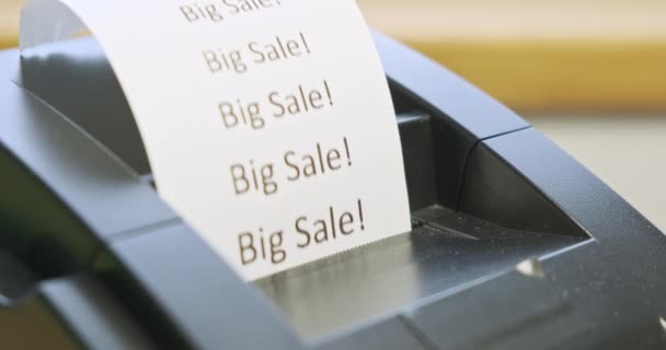 Παραλαβή Εκτυπωτή Εκτυπώσεις Κείμενο Big Sale Κοντινό Πλάνο Πλαϊνή Άποψη — Αρχείο Βίντεο