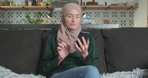 Jovem Mulher Feliz Hijab Atende Telefone Retrato Sala Estar Câmara — Vídeo de Stock