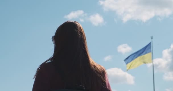 Tanınmayan Kadın Rüzgarda Sallanan Ukrayna Bayrağının Yanında Duruyor Arka Plan — Stok video