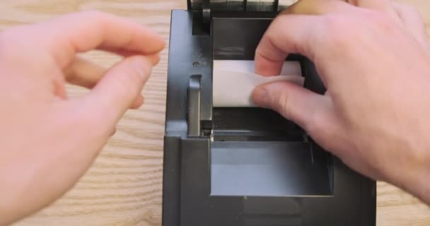 Ersetzen Der Thermopapierrolle Einem Bondrucker Ego Ansicht Hände Die Die — Stockvideo