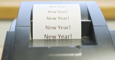 Makbuz yazıcı baskısı metni: Yeni Yıl. Yakın çekim, ön manzara. Tatil kavramı, yeni yıl, noel, yeni sahne, promosyonlar, mağazalarda satış. Çeki yırt at. Yüksek kalite 4k görüntü