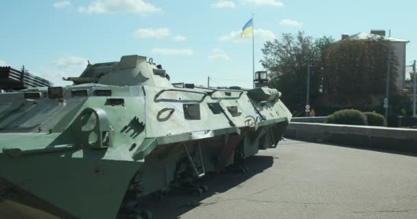 破碎的绿色步兵战车 乌克兰国旗在风中飘扬 一个在露天展示军事装备的展览 高质量的4K镜头 — 图库视频影像