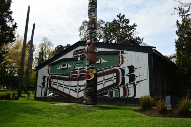 Mungo Martin Evi, MÖ Victoria, Kanada, 1 Mayıs 2022. Mungo 'nun evi Kanada' da Victoria BC Royal BC Müzesi 'nin dışındaki Thunderbird Parkı' nda.