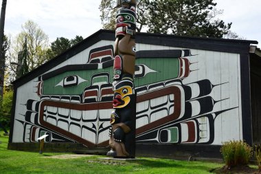 Mungo Martin Evi, MÖ Victoria, Kanada, 1 Mayıs 2022. Mungo 'nun evi Kanada' da Victoria BC Royal BC Müzesi 'nin dışındaki Thunderbird Parkı' nda.