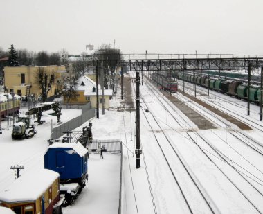 Kışın tren istasyonu ve gelen trenler. Peyzaj.