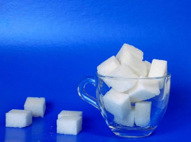 Mavi arkaplanda şeker küpleri