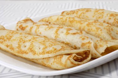 İçi et, sebze, meyve dolu krepler.