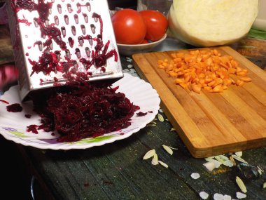 Mutfakta sebzeler var. Izgara pancar, beyaz lahana, havuç.