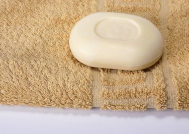 Katı sabun yumuşak bir havluda yatıyor..