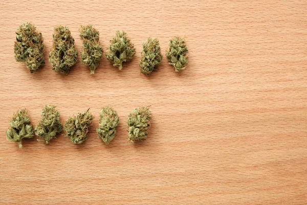 Marijuana Szabadtéri Vad Rügyek Sorban Háttér Felülnézet Közelkép Kannabisz Szárított — Stock Fotó