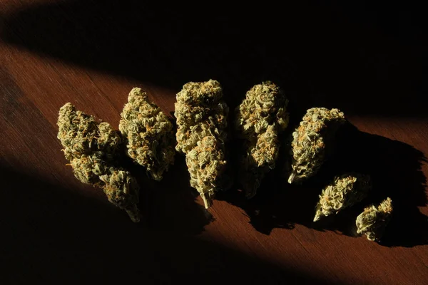 Cannabisknoppen Een Rij Een Donkere Houten Achtergrond Bovenaanzicht Close Van — Stockfoto