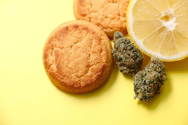Cookies Huile Cbd Bourgeons Marijuana Sur Fond Jaune Gros Plan — Photo