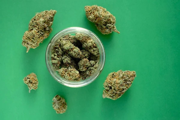 Zavřít Cbd Konopných Pupenů Skleněné Sklenici Makro Pohled Léčivá Marihuana — Stock fotografie