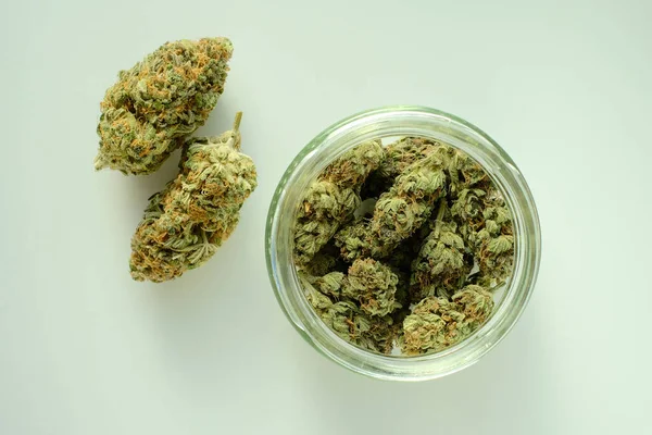 Producto Marihuana Brotes Recortados Frasco Cannabis Medicinal Aislado Sobre Fondo — Foto de Stock