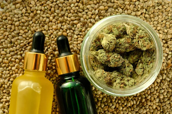 Productos Cosméticos Marihuana Aceite Cbd Extracto Cáñamo Medicinal Frascos Cosméticos — Foto de Stock