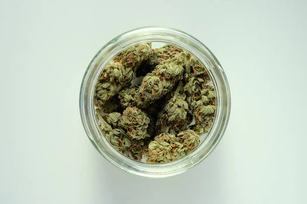 Marihuanový Produkt Oříznuté Pupeny Sklenici Léčivé Konopí Věci Izolované Bílém — Stock fotografie