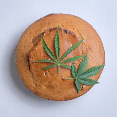 CBD yağlı ev yapımı turta. Kenevir mutfağı. Beyaz arka planda marihuana keki.