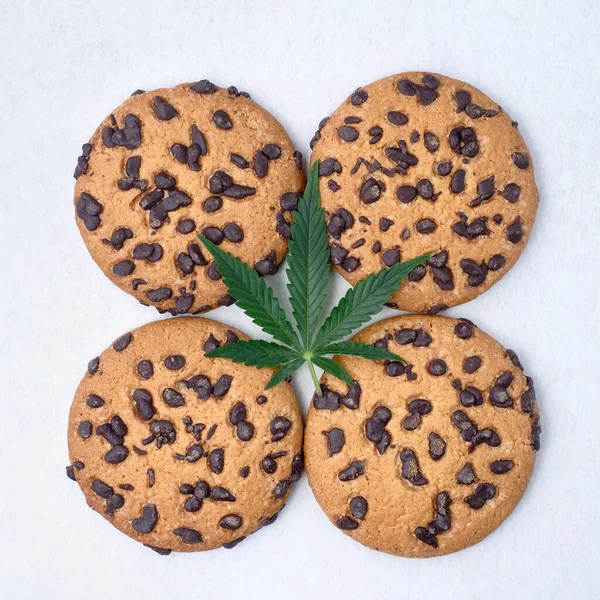 Chocoladekoekjes Met Cannabisextract Close Snoep Met Cbd Olie Marihuana Blad — Stockfoto